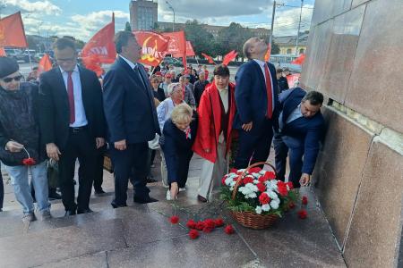 Рязанская область. Владимир Кашин возложил цветы к памятнику В.И. Ленину