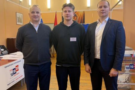 Санкт-Петербург. Кандидаты в депутаты Госдумы С.А. Аниховский и Е.В. Михайлов посетили избирательные участки Колпинского района
