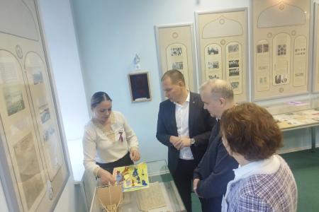 Санкт-Петербург. Кандидаты в депутаты Госдумы С.А. Аниховский и Е.В. Михайлов посетили избирательные участки Колпинского района