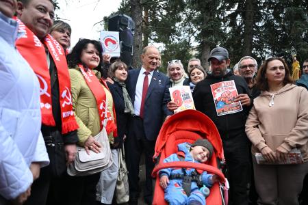 Геннадий Зюганов возложил цветы к памятнику Ленину в Монино