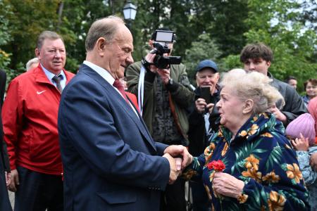 Геннадий Зюганов возложил цветы к памятнику Ленину в Монино
