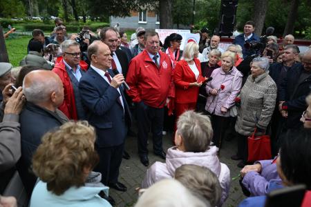 Геннадий Зюганов возложил цветы к памятнику Ленину в Монино