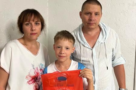С заботой о будущем: коммунисты Энгельса вручили школьникам подарки к Новому учебному году