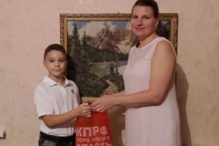 С заботой о будущем: коммунисты Энгельса вручили школьникам подарки к Новому учебному году