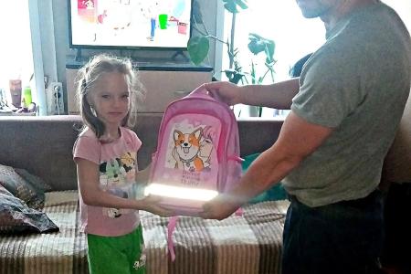 С заботой о будущем: коммунисты Энгельса вручили школьникам подарки к Новому учебному году