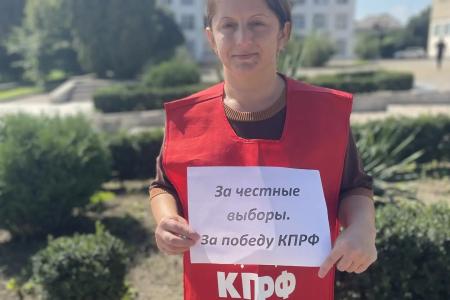 Коммунисты Кабардино-Балкарии продолжили серию одиночных пикетов, в знак солидарности с товарищами, несправедливо отстраненными от участия в выборах