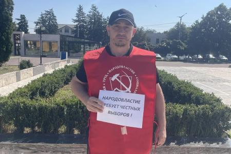 Коммунисты Кабардино-Балкарии продолжили серию одиночных пикетов, в знак солидарности с товарищами, несправедливо отстраненными от участия в выборах