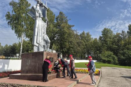 Коммунисты Пермского края приняли участие в памятном возложении цветов, посвящённом Дню Победы над милитаристской Японией и окончания Второй мировой войны
