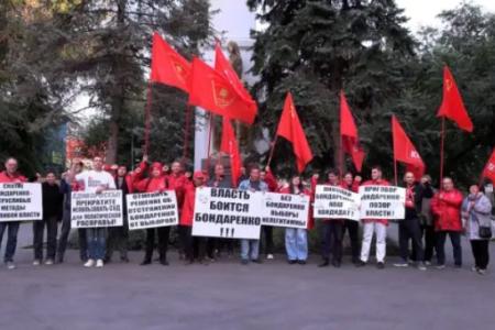 Саратов: В сквере Героев Краснодона активисты и сторонники КПРФ провели мероприятие в поддержку Николая Бондаренко