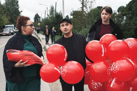 Ивановская область. Коммунисты и комсомольцы поздравили гостей Парской ярмарки с праздником