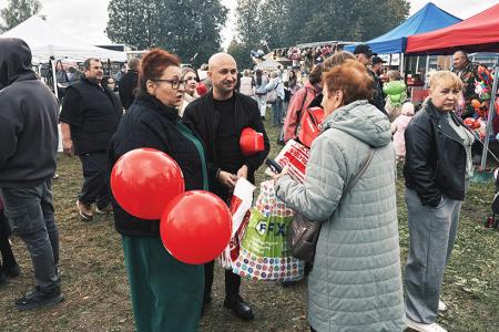 Ивановская область. Коммунисты и комсомольцы поздравили гостей Парской ярмарки с праздником