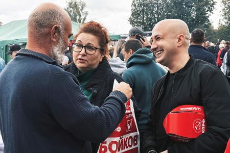 Ивановская область. Коммунисты и комсомольцы поздравили гостей Парской ярмарки с праздником