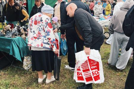 Ивановская область. Коммунисты и комсомольцы поздравили гостей Парской ярмарки с праздником