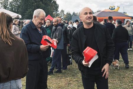 Ивановская область. Коммунисты и комсомольцы поздравили гостей Парской ярмарки с праздником