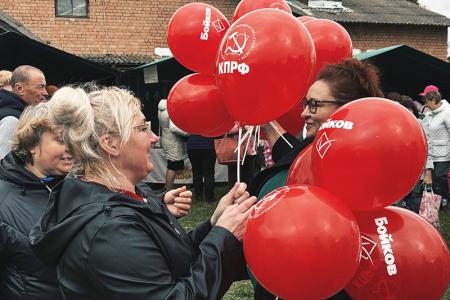 Ивановская область. Коммунисты и комсомольцы поздравили гостей Парской ярмарки с праздником