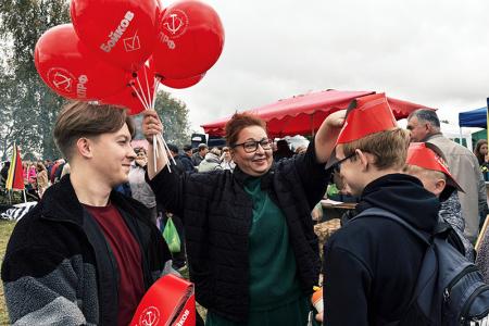Ивановская область. Коммунисты и комсомольцы поздравили гостей Парской ярмарки с праздником