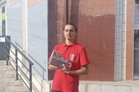 Тульские комсомольцы в ежедневной агитационной кампании «Красные в городе» знакомят население с Программой Победы КПРФ