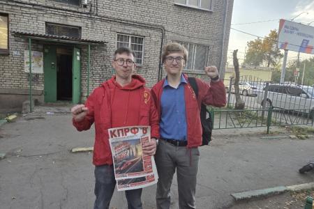 Тульские комсомольцы в ежедневной агитационной кампании «Красные в городе» знакомят население с Программой Победы КПРФ