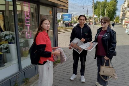 Тульские комсомольцы в ежедневной агитационной кампании «Красные в городе» знакомят население с Программой Победы КПРФ