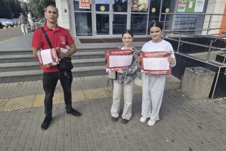 Тульские комсомольцы в ежедневной агитационной кампании «Красные в городе» знакомят население с Программой Победы КПРФ