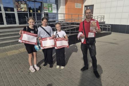 Тульские комсомольцы в ежедневной агитационной кампании «Красные в городе» знакомят население с Программой Победы КПРФ
