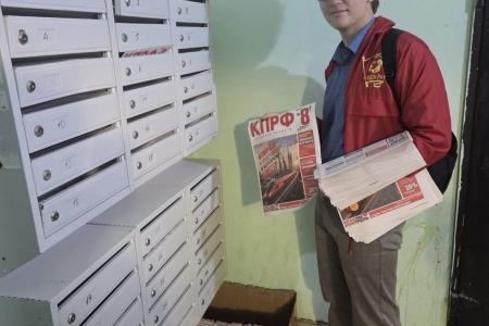 Тульские комсомольцы в ежедневной агитационной кампании «Красные в городе» знакомят население с Программой Победы КПРФ