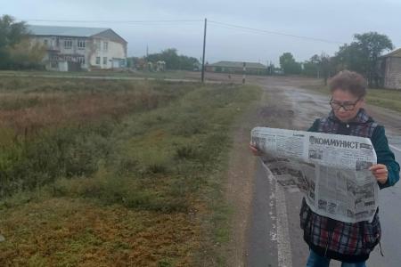 Саратовская область. Газета «Коммунист» — сельским жителям! Балаковские коммунисты провели выездной агитационный рейд