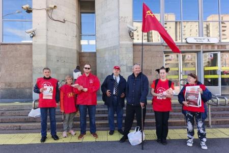 Красные в городе! Город трех революций окрасился в алые цвета