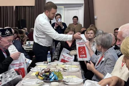 Коммунисты приняли участие в чествовании старшего поколения в Томске