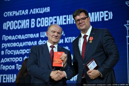 Геннадий Зюганов открыл выставку «Солдат эпохи. К 100-летию со дня рождения Фиделя Кастро» в РГСУ