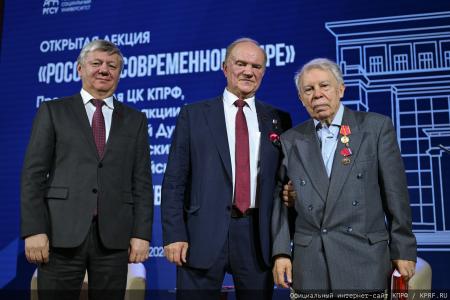 Геннадий Зюганов открыл выставку «Солдат эпохи. К 100-летию со дня рождения Фиделя Кастро» в РГСУ