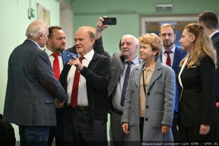Геннадий Зюганов проголосовал на избирательном участке в школе № 1574