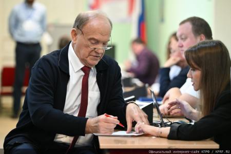 Геннадий Зюганов проголосовал на избирательном участке в школе № 1574