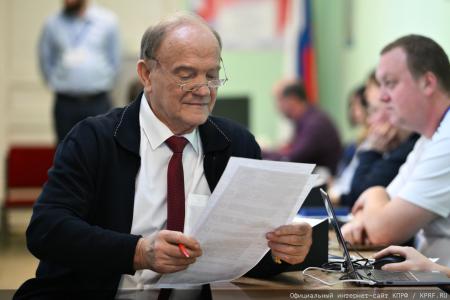 Геннадий Зюганов проголосовал на избирательном участке в школе № 1574