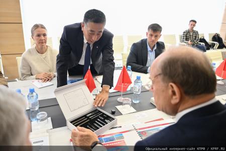 Геннадий Зюганов провел встречу с делегацией китайских производителей