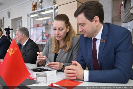 Геннадий Зюганов провел встречу с делегацией китайских производителей