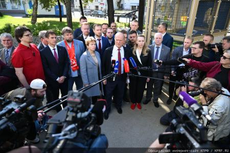 Геннадий Зюганов проголосовал на избирательном участке в школе № 1574