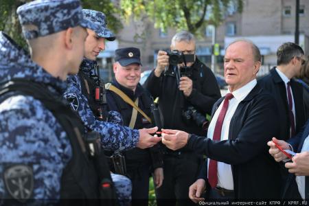 Геннадий Зюганов проголосовал на избирательном участке в школе № 1574