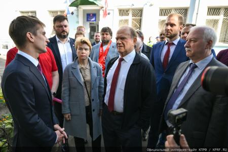 Геннадий Зюганов проголосовал на избирательном участке в школе № 1574