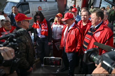 КПРФ отправила 160-й юбилейный гуманитарный конвой под лозунгом «Все для Победы!»