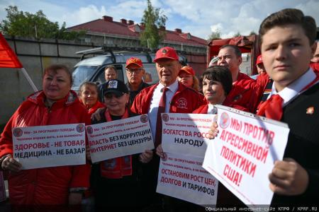 КПРФ отправила 160-й юбилейный гуманитарный конвой под лозунгом «Все для Победы!»