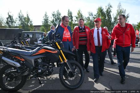 КПРФ отправила 160-й юбилейный гуманитарный конвой под лозунгом «Все для Победы!»