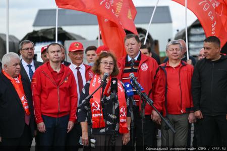 КПРФ отправила 160-й юбилейный гуманитарный конвой под лозунгом «Все для Победы!»