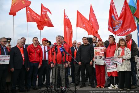 КПРФ отправила 160-й юбилейный гуманитарный конвой под лозунгом «Все для Победы!»