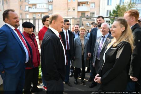 Геннадий Зюганов проголосовал на избирательном участке в школе № 1574