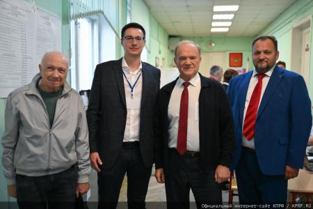 Геннадий Зюганов проголосовал на избирательном участке в школе № 1574