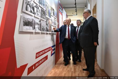 Геннадий Зюганов открыл выставку «Солдат эпохи. К 100-летию со дня рождения Фиделя Кастро» в РГСУ