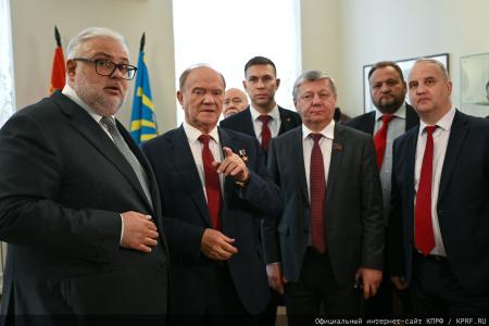 Геннадий Зюганов открыл выставку «Солдат эпохи. К 100-летию со дня рождения Фиделя Кастро» в РГСУ