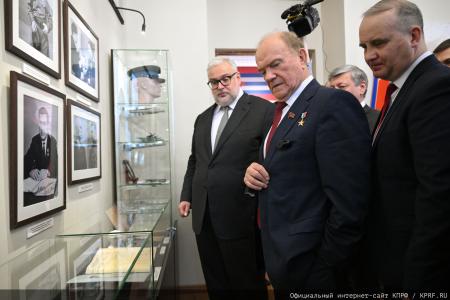 Геннадий Зюганов открыл выставку «Солдат эпохи. К 100-летию со дня рождения Фиделя Кастро» в РГСУ