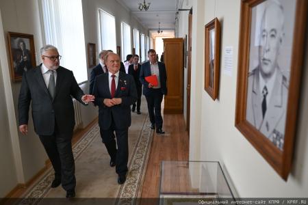 Геннадий Зюганов открыл выставку «Солдат эпохи. К 100-летию со дня рождения Фиделя Кастро» в РГСУ